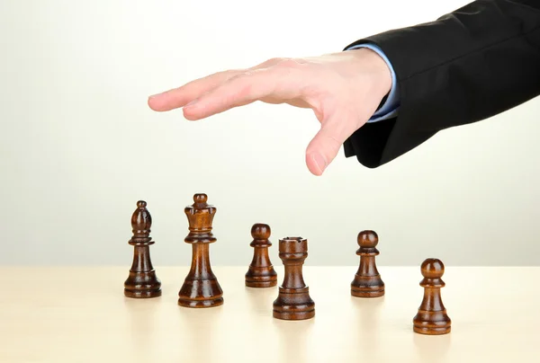 Geschäftsmann spielt Schach isoliert auf Weiß — Stockfoto