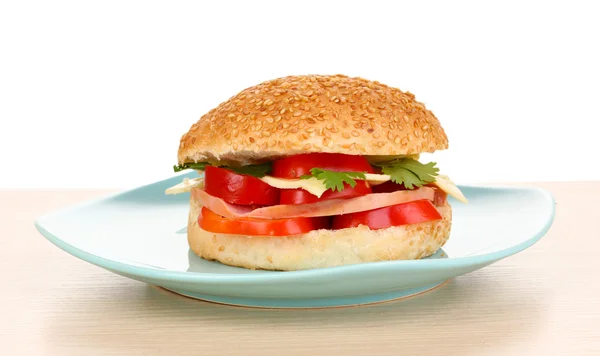 Аппетитный сэндвич на цветной тарелке изолирован на белом — стоковое фото