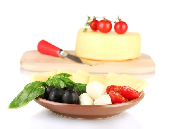 Brânză feliată mozzarella cu legume în farfurie izolată pe alb — Fotografie, imagine de stoc