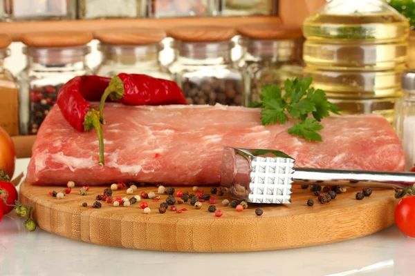 Sammansättningen av rått kött, grönsaker och kryddor närbild — Stockfoto