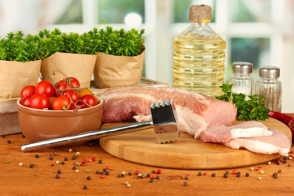 Skład surowe mięso, warzywa i przyprawy na drewniany stół szczegół — Zdjęcie stockowe