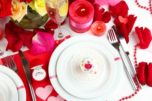 Tabel instelling ter ere van Valentijnsdag close-up — Stockfoto