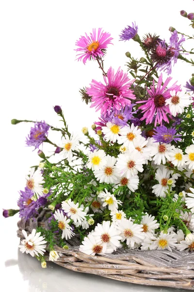 Hermoso ramo de flores brillantes en estera de mimbre aislado en blanco —  Fotos de Stock