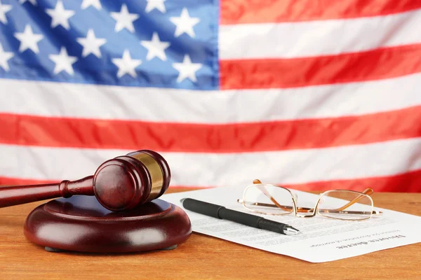 Decreto de divórcio e martelo de madeira no fundo da bandeira americana — Fotografia de Stock