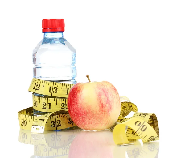 Butelka wody, jabłko i miarkę na białym tle — Zdjęcie stockowe