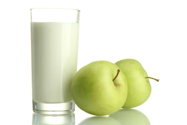 Vaso de kéfir y manzanas verdes, aislado sobre blanco — Foto de Stock