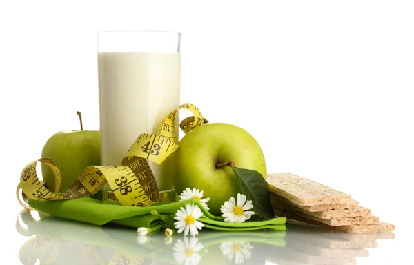 Glas Kefir, grüne Äpfel, Knäckebrot und Maßband isoliert auf wh — Stockfoto