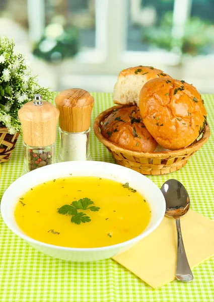 Sopa fragante en plato blanco sobre mantel verde sobre fondo de ventana cerrar —  Fotos de Stock