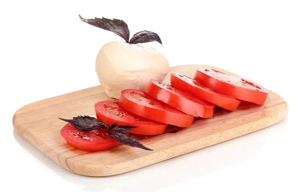 Sabrosa mozzarella con tomates en la tabla de cortar aislado en blanco —  Fotos de Stock