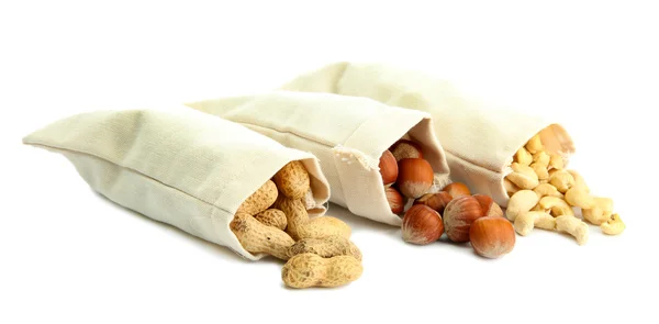 Ассортимент вкусных орехов в мешках, изолированных на белом — стоковое фото