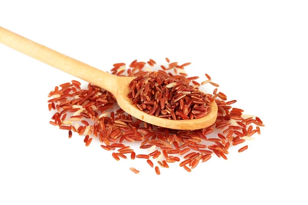 Czerwony ryż w drewnianej łyżeczce izolowany na białym tle — Zdjęcie stockowe