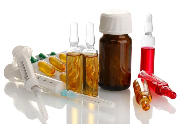 Ампулы, бутылки, таблетки и шприцы, изолированные на белом — стоковое фото