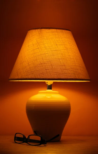 Lámpara de mesa sobre fondo marrón — Foto de Stock