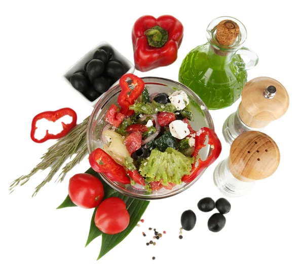 Salada grega fresca em taça de vidro cercada por ingredientes para cozinhar isola — Fotografia de Stock