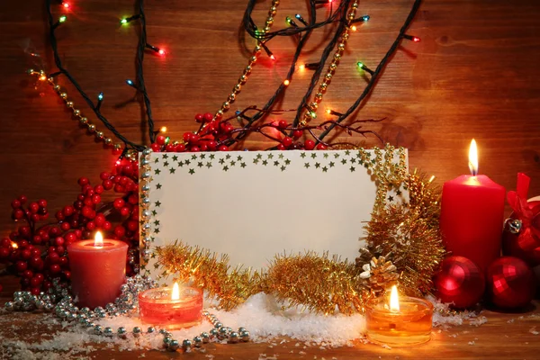 Prachtige kerstcompositie op houten achtergrond — Stockfoto