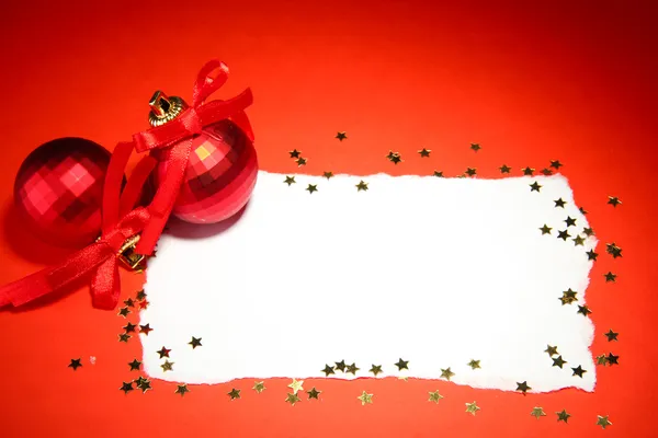 Красивые яркие рождественские шары и пустая открытка на красном фоне — стоковое фото