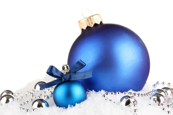 Красивые голубые рождественские шары на снегу, изолированные на белом — стоковое фото