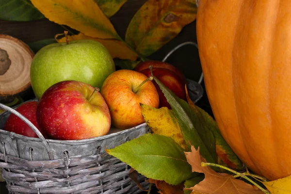 Hervorragendes Herbst-Stillleben mit Kürbis auf Holztisch auf hölzernem Hintergrund — Stockfoto