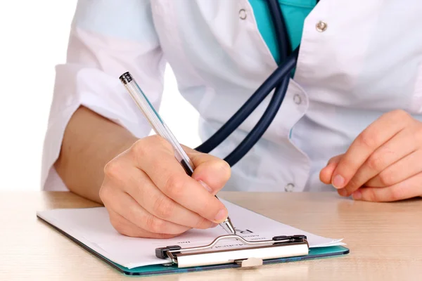 Médico designar medicamentos recetados a los pacientes aislados en blanco — Foto de Stock