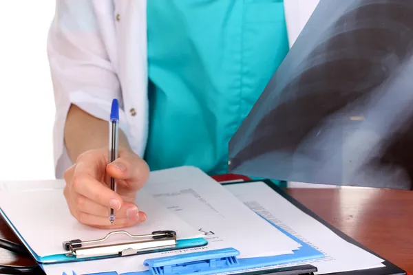 El médico describe paciente de radiografía aislado en blanco — Foto de Stock