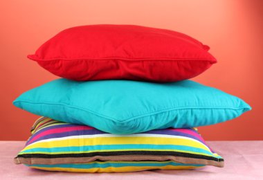 kırmızı zemin üzerine yastıklar