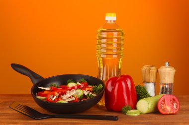 sebze olarak kırmızı arka plan ile kızartma tavası