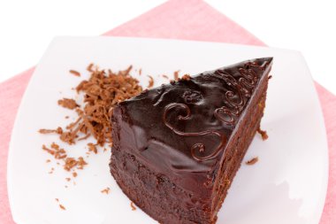 çikolata sacher pastası yakın çekim üzerinde beyaz izole
