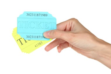 Beyaz arka plan yakın çekim renkli bir bilet tutan kadının el