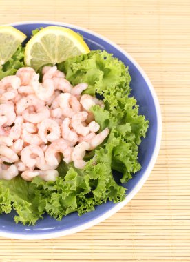 Bambu hasır tabağa lezzetli Marine karides