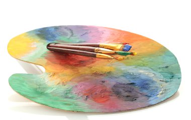 ahşap sanat palet boya ve fırça üzerinde beyaz izole