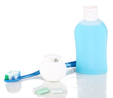 diş fırçası, sakız çiğneme ve diş ipi üzerine beyaz izole
