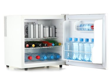mini buzdolabı şişe ve kavanozlar beyaz izole çeşitli içecekler tam