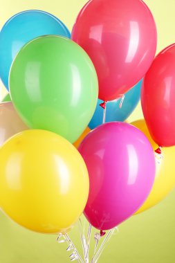 yeşil arka plan üzerinde renkli balonlar