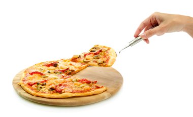 pizza bir dilim beyaz backg mutfak omzuna üzerinde tutan kadının el