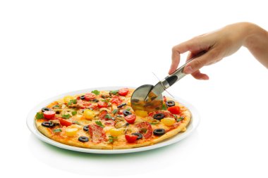 kadın eli bıçaklı bir pizza beyaz arka plan yakın çekim kesti.