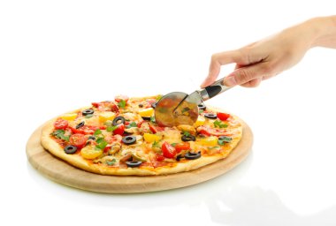 kadın eli bıçaklı bir pizza beyaz arka plan yakın çekim kesti.