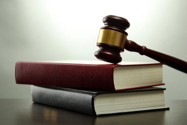 tahta tokmak ve gri arka plan üzerinde ahşap masa üzerine kitaplar