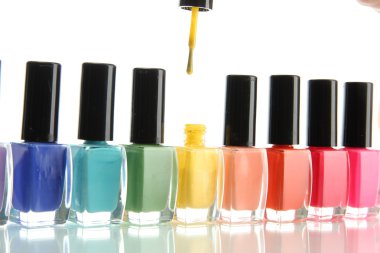 Beyaz üzerine izole edilmiş parlak oje grupları