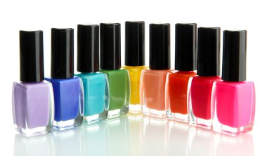 Beyaz üzerine izole edilmiş parlak oje grupları