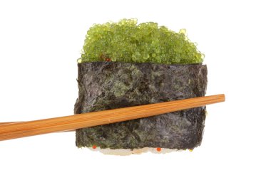 suşi yemek çubukları üzerinde beyaz izole ile holding