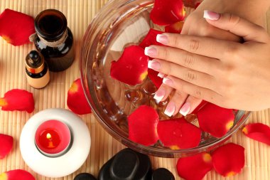 Kadın elleri için spa tedavisi, yakın çekim.