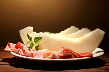 Parma ham ve kavun, kahverengi zemin üzerine ahşap tablo