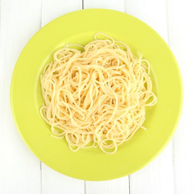 Tahta masadaki İtalyan spagettisi.