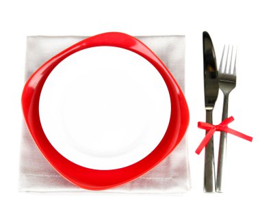 Kırmızı ve beyaz boş tabak çatal ve bıçak üzerinde beyaz izole