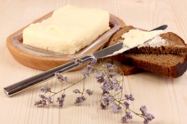 tahta sahibi ve ahşap masa yakın çekim ekmek üzerine tereyağı