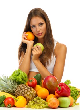 Meyve ve sebzeli güzel bir kadın, beyaz tenli.