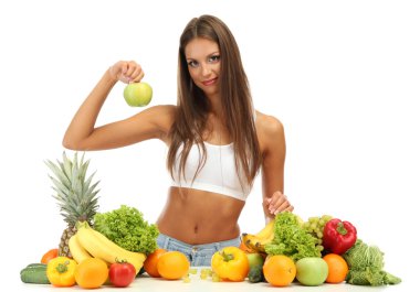 Meyve ve sebzeli güzel bir kadın, beyaz tenli.