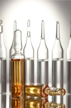 Gri arka planda tıbbi ampule