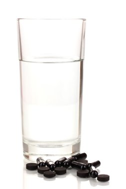 su ve aktif kömür üzerine beyaz izole
