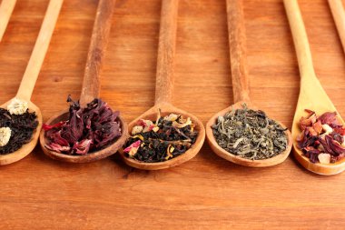 ahşap zemin üzerine kaşık kuru çay çeşitleri